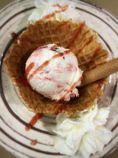 Una foto de Helado de nata y fresas