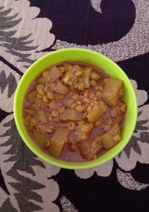 A picture of Bottle gourd and chana dal sabji.