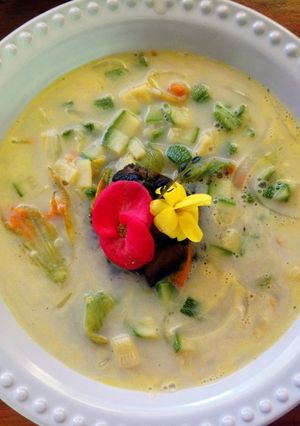 Una foto de Zuppa di fiori di zucca - Sopa de flor de calabaza