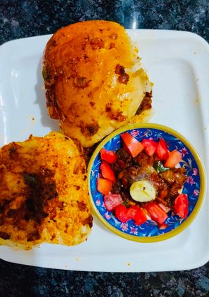 સીઝલિંગ સ્પાઈસી મસાલા પાઉં(sizzling spicy masala pav in Gujarati) રેસીપી મુખ્ય ફોટો