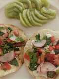Tostadas de queso gratinado con champiñón y espinaca... Y ensalada mexicana