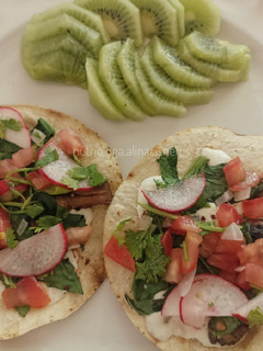 Una foto de Tostadas de queso gratinado con champiñón y espinaca... Y ensalada mexicana