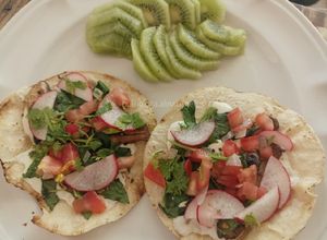 Una foto de Tostadas de queso gratinado con champiñón y espinaca... Y ensalada mexicana