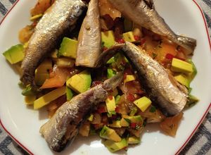 Una foto de Ensalada de sardinillas y cilantro