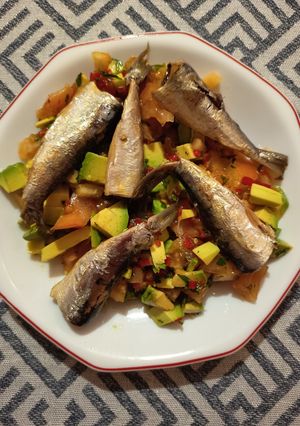 Una foto de Ensalada de sardinillas y cilantro