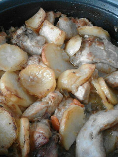 Una foto de Conejo al horno con patatas