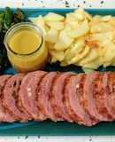 Solomillo ibérico relleno de frutos secos y patatas con pimientos de padrón fritos
