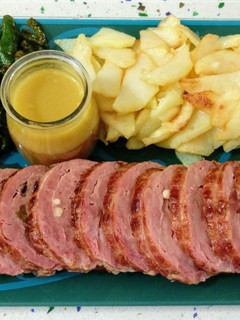 Una foto de Solomillo ibérico relleno de frutos secos y patatas con pimientos de padrón fritos