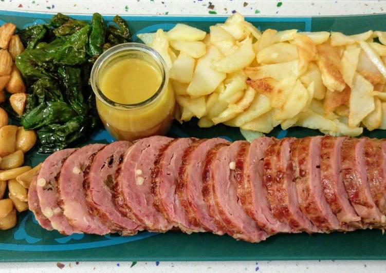Solomillo ibérico relleno de frutos secos y patatas con pimientos de padrón fritos
