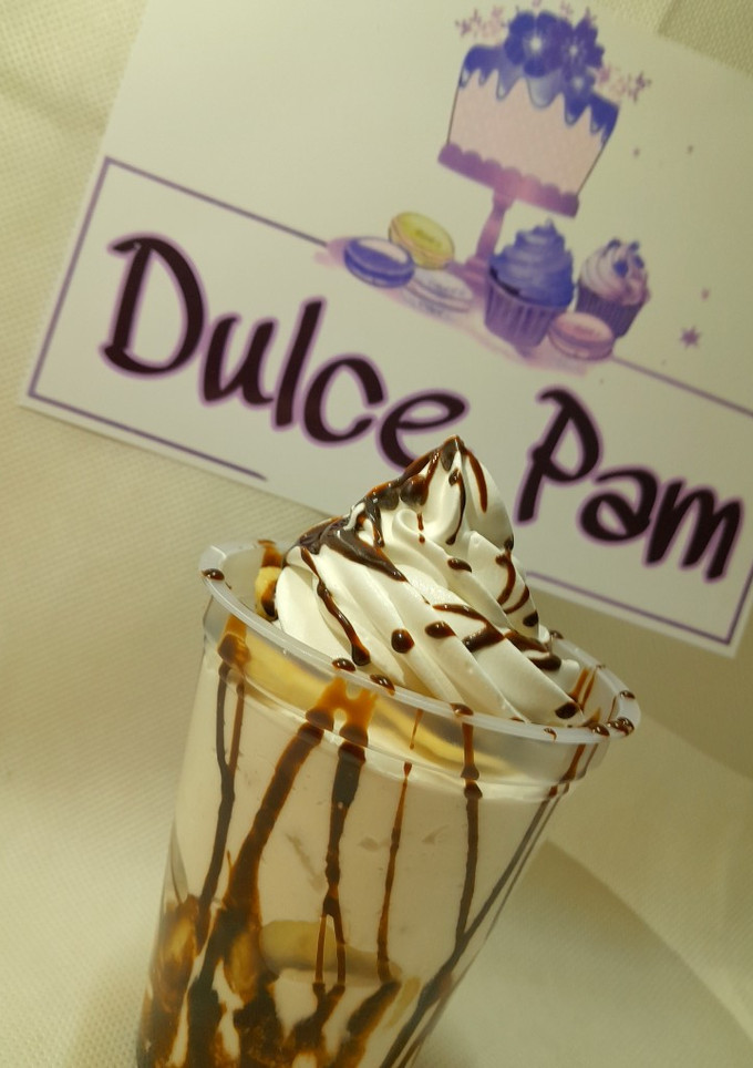 Una foto de Banana split en vasito