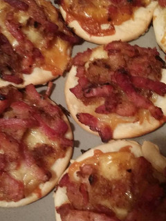 Una foto de Mini pizzas de bacon, cebolla y queso