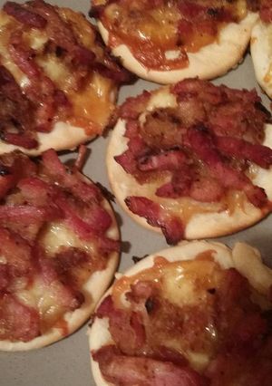 Una foto de Mini pizzas de bacon, cebolla y queso