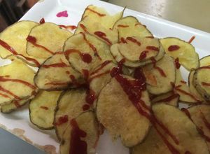 Una foto de Papas fritas sin aceite al microondas aderezadas con ketchup🍟🍠