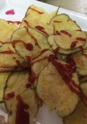 Una foto de Papas fritas sin aceite al microondas aderezadas con ketchup🍟🍠