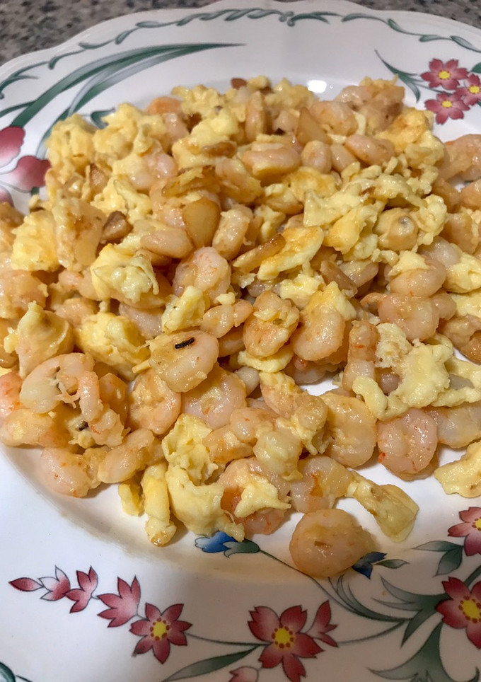 Una foto de Revuelto de gambas con ajitos y tortilla