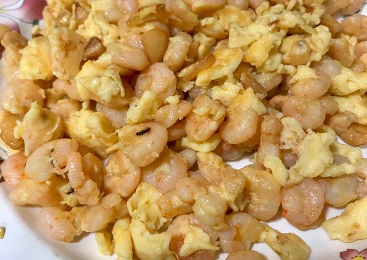Revuelto de gambas con ajitos y tortilla