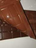 Chocolate en barra y kisses de chocolate cobertura