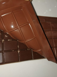 Una foto de Chocolate en barra y kisses de chocolate cobertura
