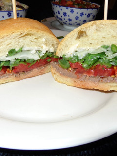 Una foto de SÁNDWICH CHACARERO EN PAN AMASADO. JON STYLE