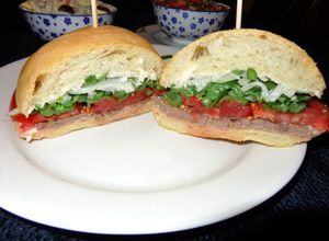 Una foto de SÁNDWICH CHACARERO EN PAN AMASADO. JON STYLE