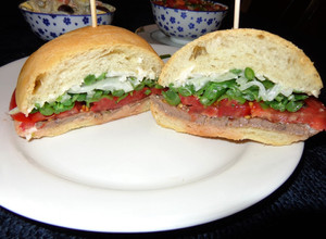 Una foto de SÁNDWICH CHACARERO EN PAN AMASADO. JON STYLE