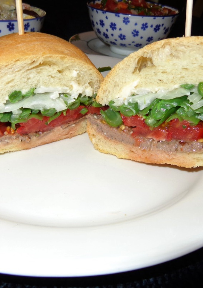 Una foto de SÁNDWICH CHACARERO EN PAN AMASADO. JON STYLE