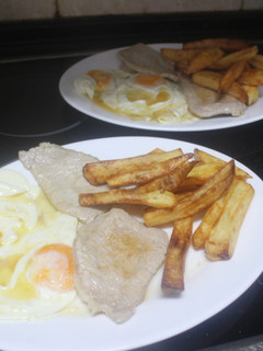 Una foto de Lomo con huevos y patatas