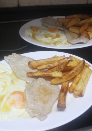 Una foto de Lomo con huevos y patatas