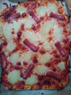 Una foto de Pizza de Frankfurt y piña