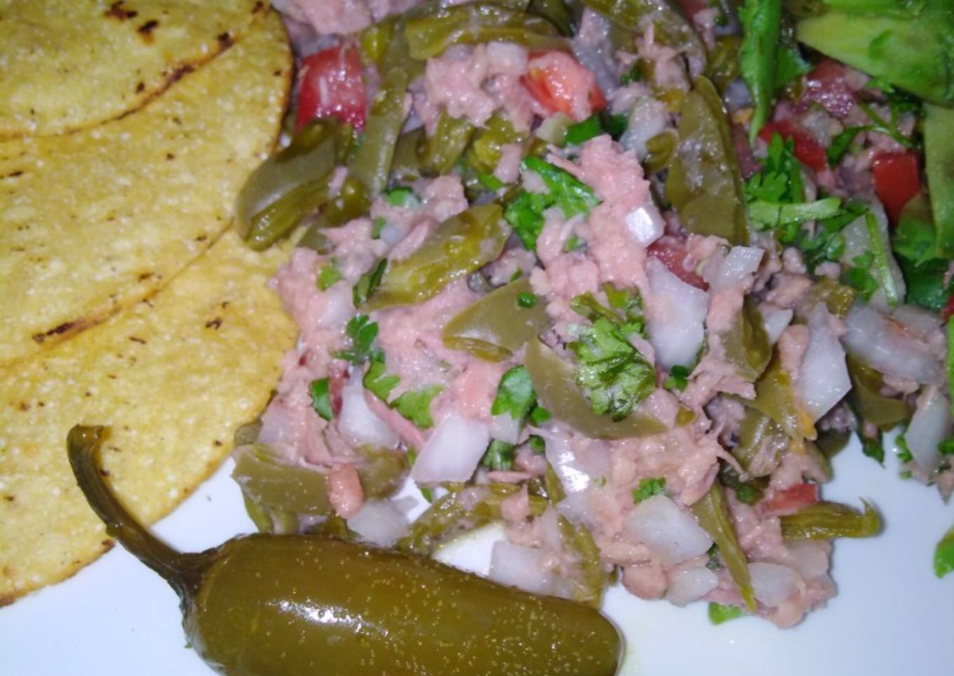 Ensalada de atún con nopales