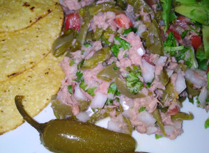 Una foto de Ensalada de atún con nopales