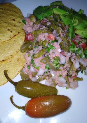 Una foto de Ensalada de atún con nopales