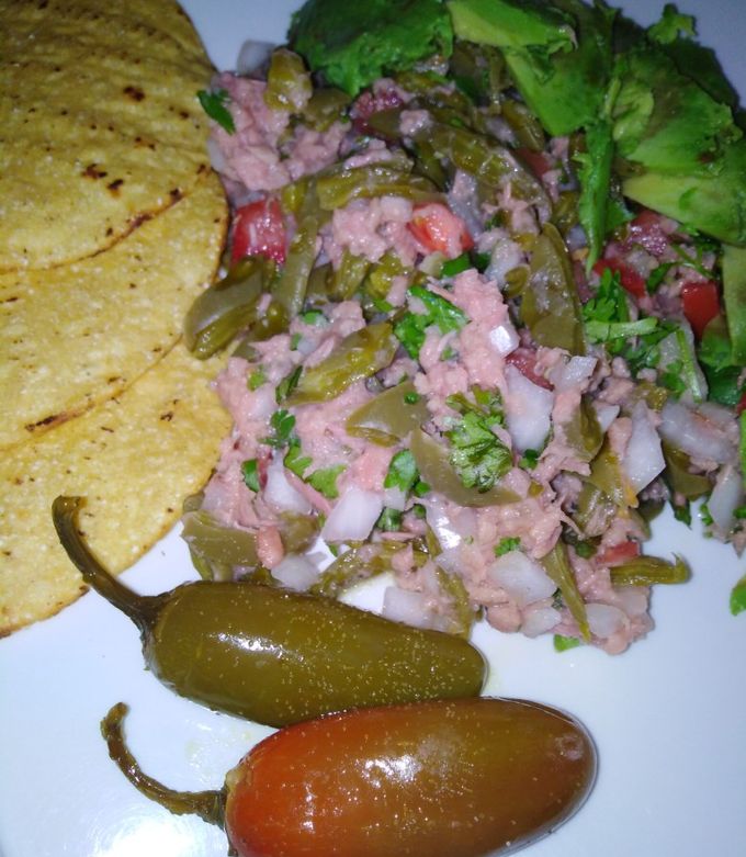 Una foto de Ensalada de atún con nopales