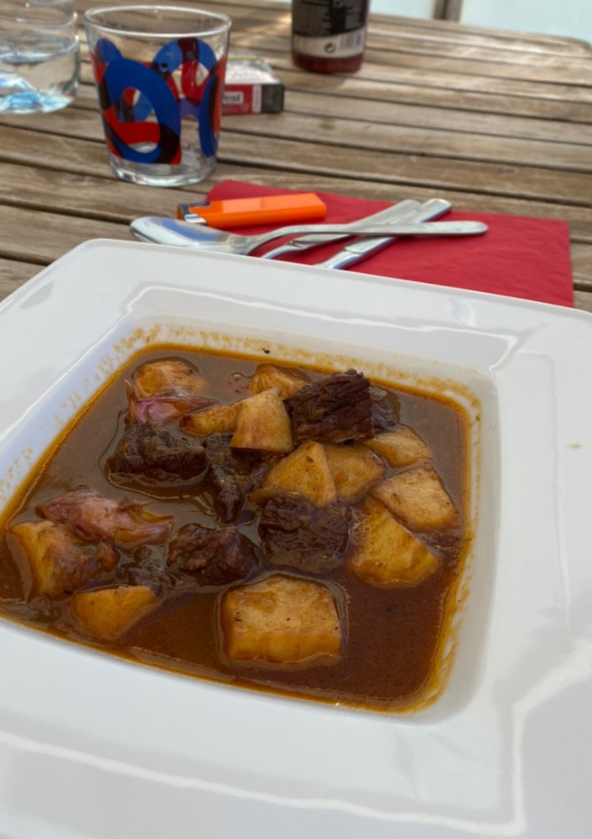 Una foto de Guiso de ternera con patatas🥩🍅🍷