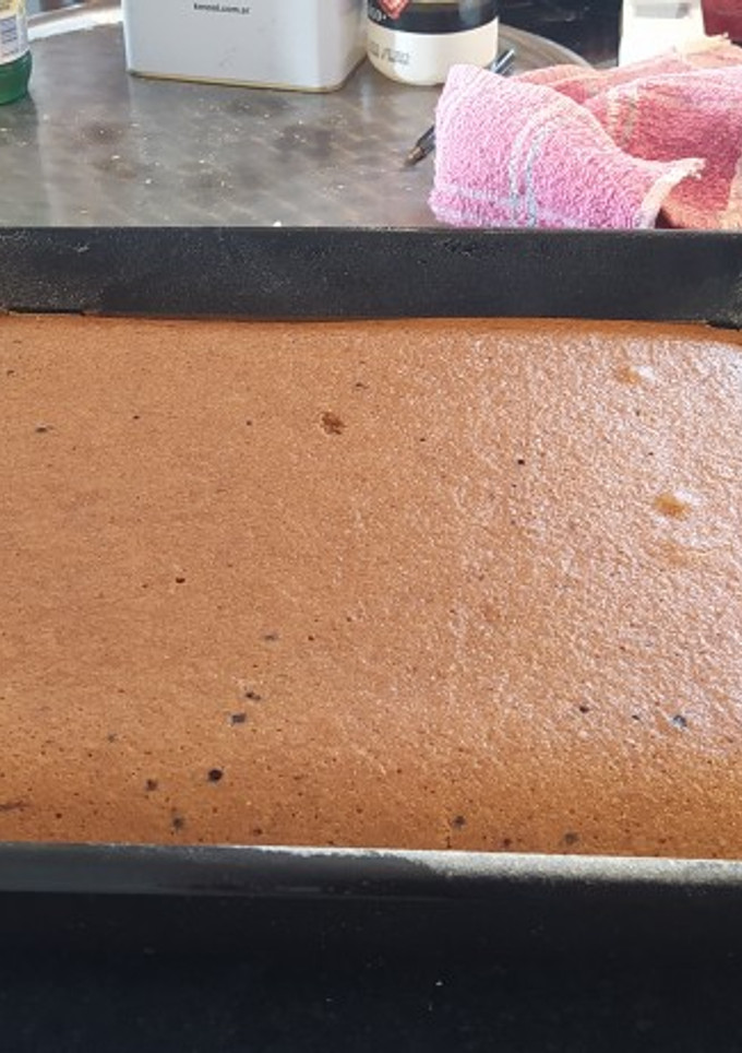 Una foto de Bizcochuelo de chocolate sin huevo, sin leche y sin manteca rectángular