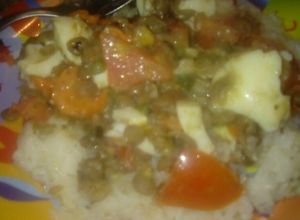 Una foto de Ensaladita diferente de arroz y lentejas :) plato frío