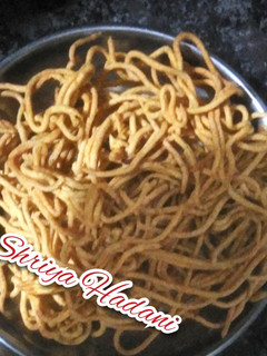 તીખા ગાઠીયા(Tikha Gathiya Recipe in Gujarati) રેસીપી મુખ્ય ફોટો