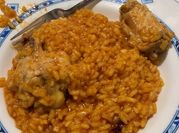Una foto de arroz con pollo y azafran
