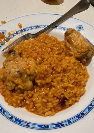 Una foto de Arroz con pollo al ajillo