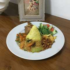A picture of Nasi Kuning.