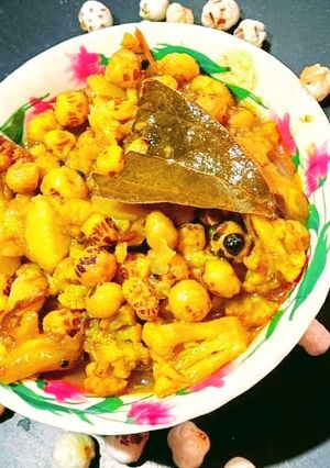 गोभी ओर मखाने की ग्रेवी (gobhi aur makhane ki gravy recipe in Hindi) रेसिपी मुख्य फोटो