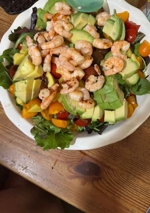Una foto de Ensalada verde con langostinos, mango y aguacate