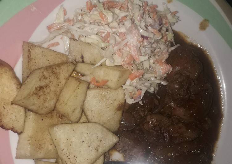 Yam with liver sauce and coleslaw