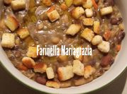 Una foto di zuppa di legumi e cereali