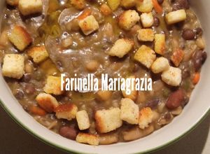 Foto di Zuppa di fantasia di legumi e cereali con crostini fatti in casa 🏡👩‍🍳❤️🦁