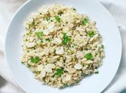 Una foto di erbe aromatiche limone