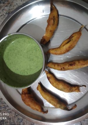 मिरची भजे (mirachi bhaji recipe in marathi) रेसिपी चे मुख्य फोटो 