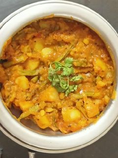 ગુવાર બટાકા નું શાક (Guvar Bataka Shak Recipe In Gujarati) રેસીપી મુખ્ય ફોટો