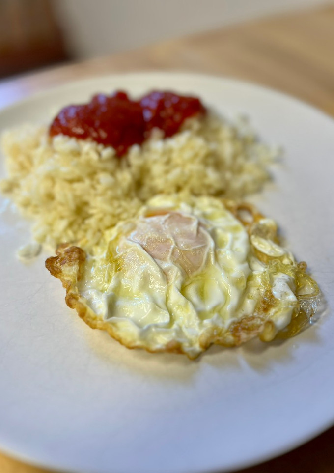 Una foto de Como hacer el mejor huevo frito con puntilla del mundo mundial 🤤🍳