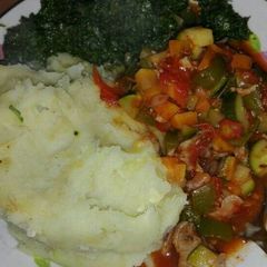 Mashed potatoes with beef stew and vegetables A picture of Mashed potatoes with beef stew and vegetables.
